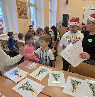 Páťáci připravili kouzelné Vánoce pro prvňáčky