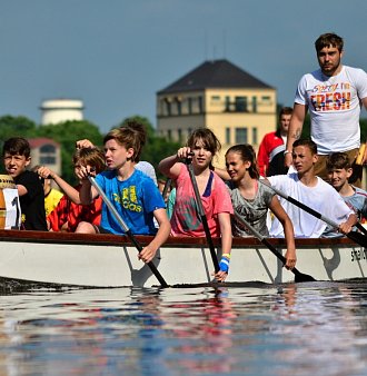 Závody dračích lodí