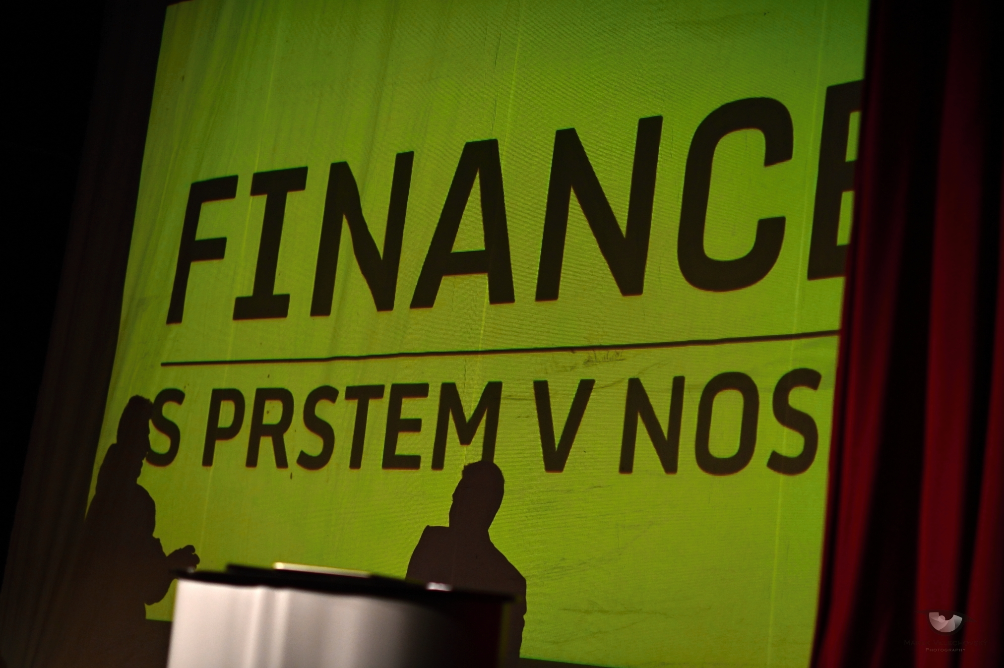 Finance s prstem v nose